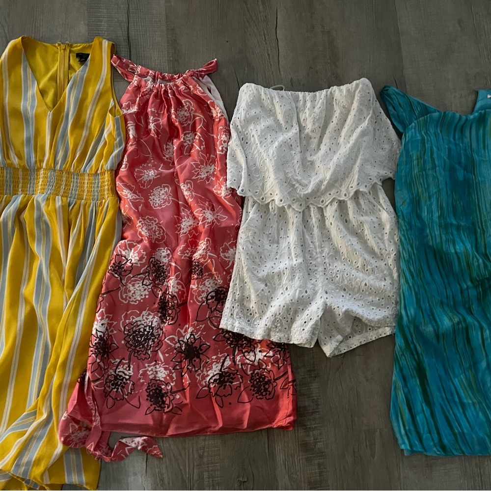 Lot of  6 XS  dresses  1 romper